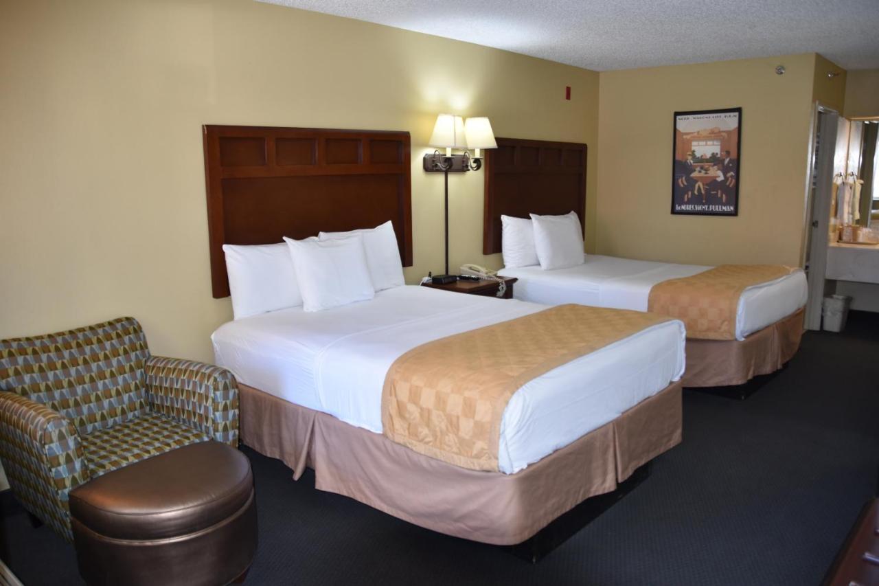 Docker'S Inn Branson Bagian luar foto
