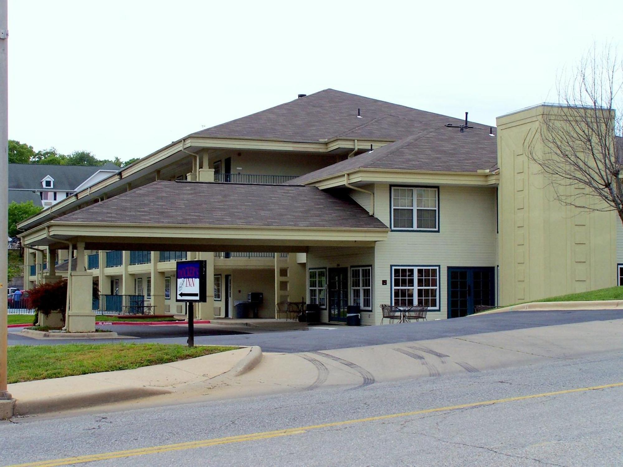 Docker'S Inn Branson Bagian luar foto