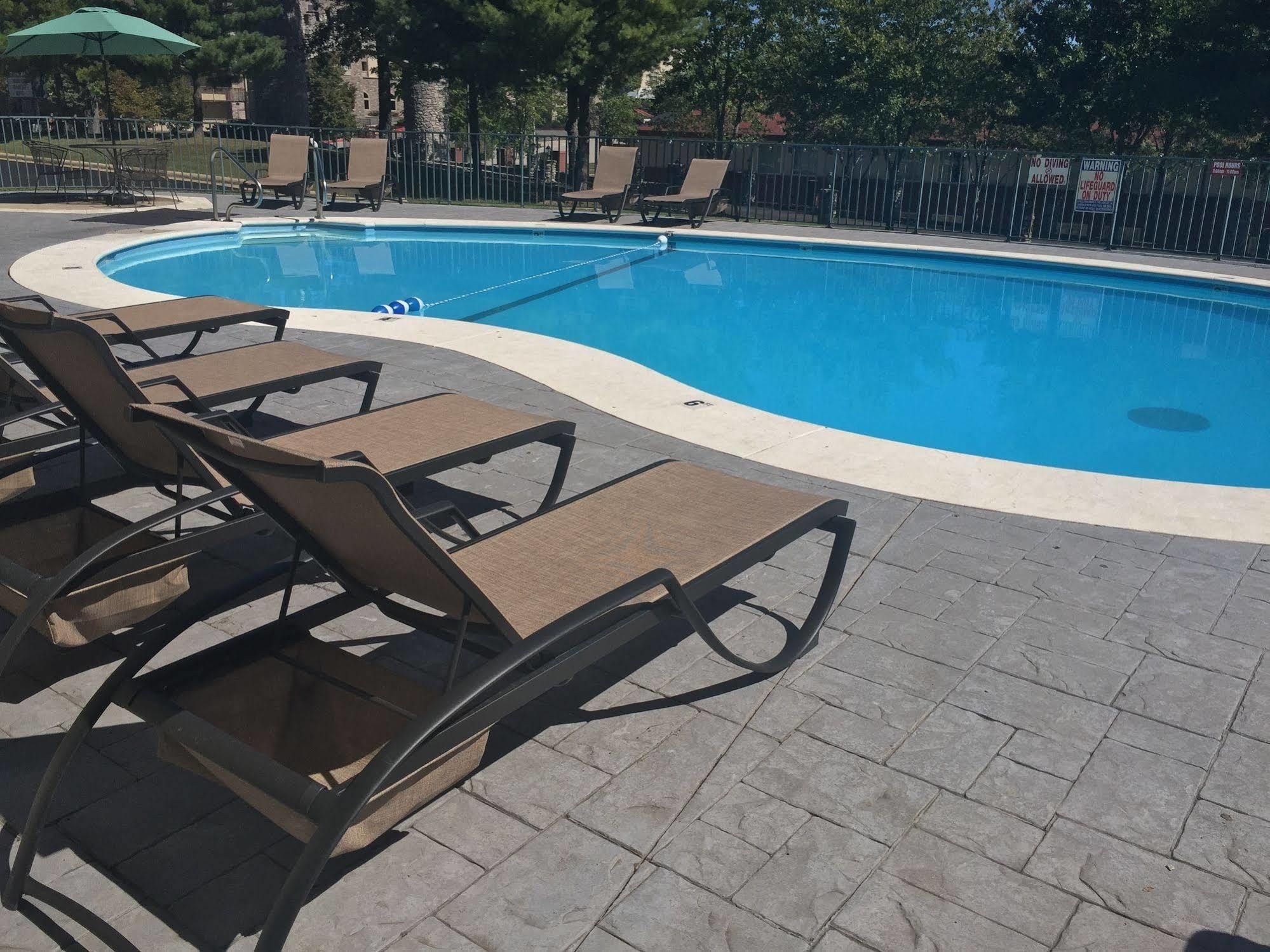 Docker'S Inn Branson Bagian luar foto